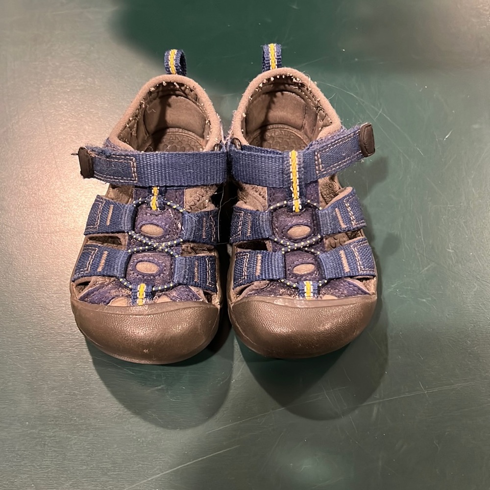 Keen sandals - size 4